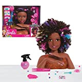 Barbie, Affro Style, 27 accessori per acconciature da parrucchiere inclusi, il trucco cambia colore, giocattolo per bambini dai 3 anni