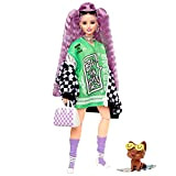 Barbie Extra - Bambola con borsetta a scacchi, cucciolo e accessori, Giocattolo e regalo per Bambini 3+ Anni, HHN10