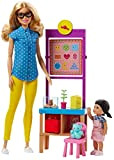 Barbie Playset Maestra con Capelli Biondi, Piccola Allieva, Lavagna Girevole e Accessori, FJB29