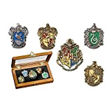 Noble Collection Hogwarts House Pin - Five Pin in vetrina. Harry Potter, Argento, 15.24 x 10.16 x 3.81 cm
