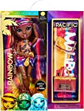 Rainbow High Pacific Coast-PHAEDRA WESTWARD moda a tema tramonto con vestito, gambe intercambiabili e supporto per bambole-Include asciugamano, borsa e ...