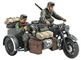 Tamiya 300032578 - Figurine di Motociclisti Tedeschi (II Guerra Mondiale) con Sidecar, in Scala 1:48
