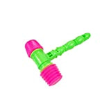 Un piccolo giocattolo del martello in particolare un giocattolo strisciante del martello con fischietto per i bambini che giocano divertenti ...